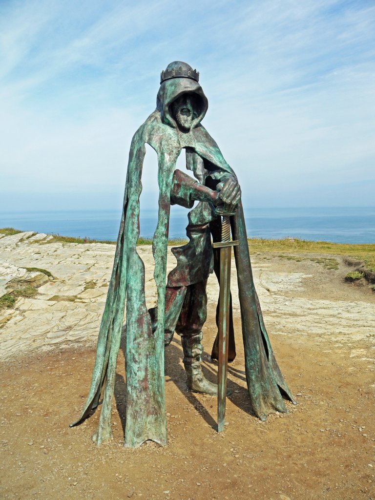 The statue "Gallos": a knightly man with a sword.