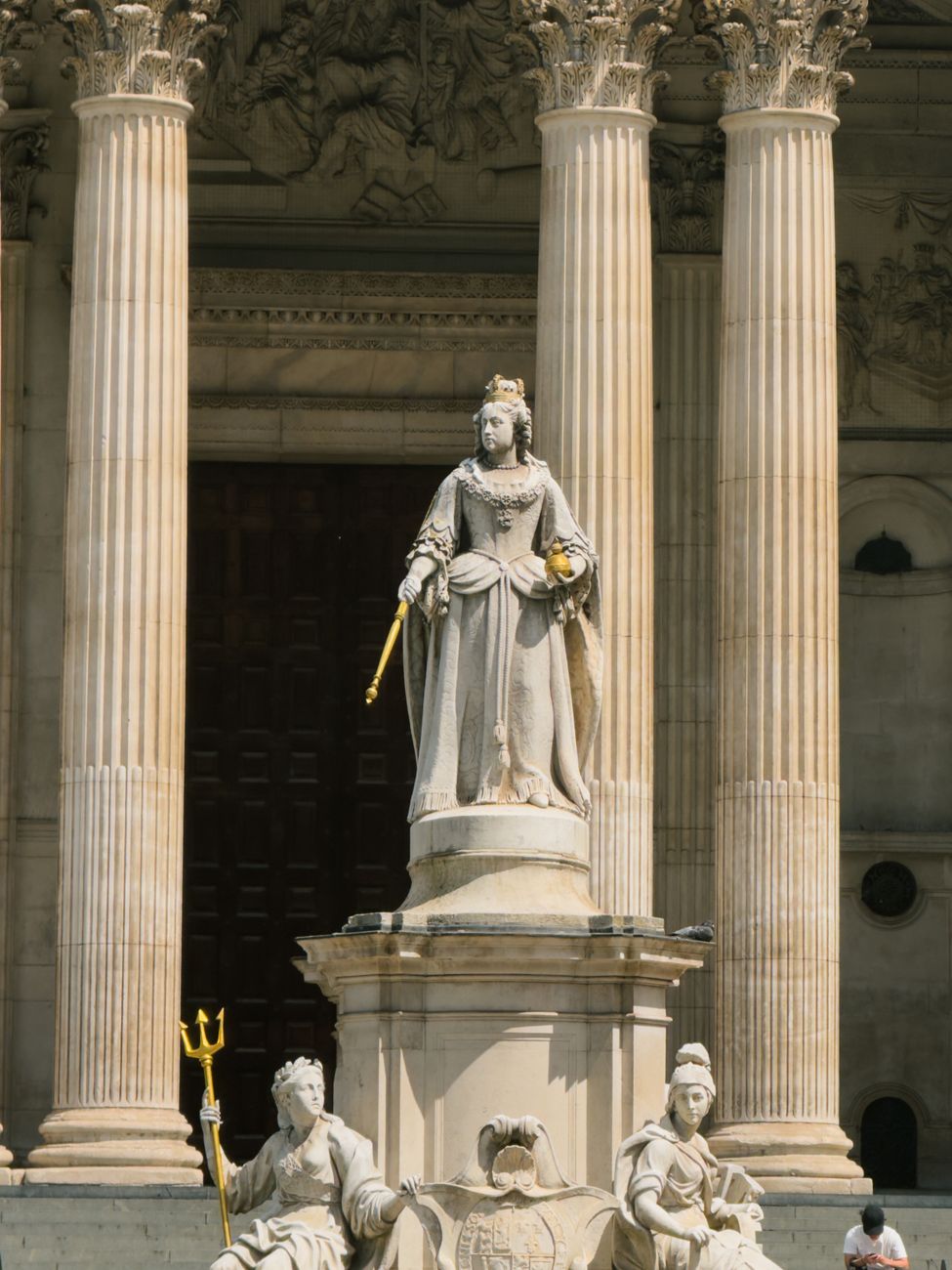 A statue of a queen.